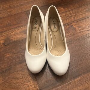 Life Stride Women's Classic White Heels
